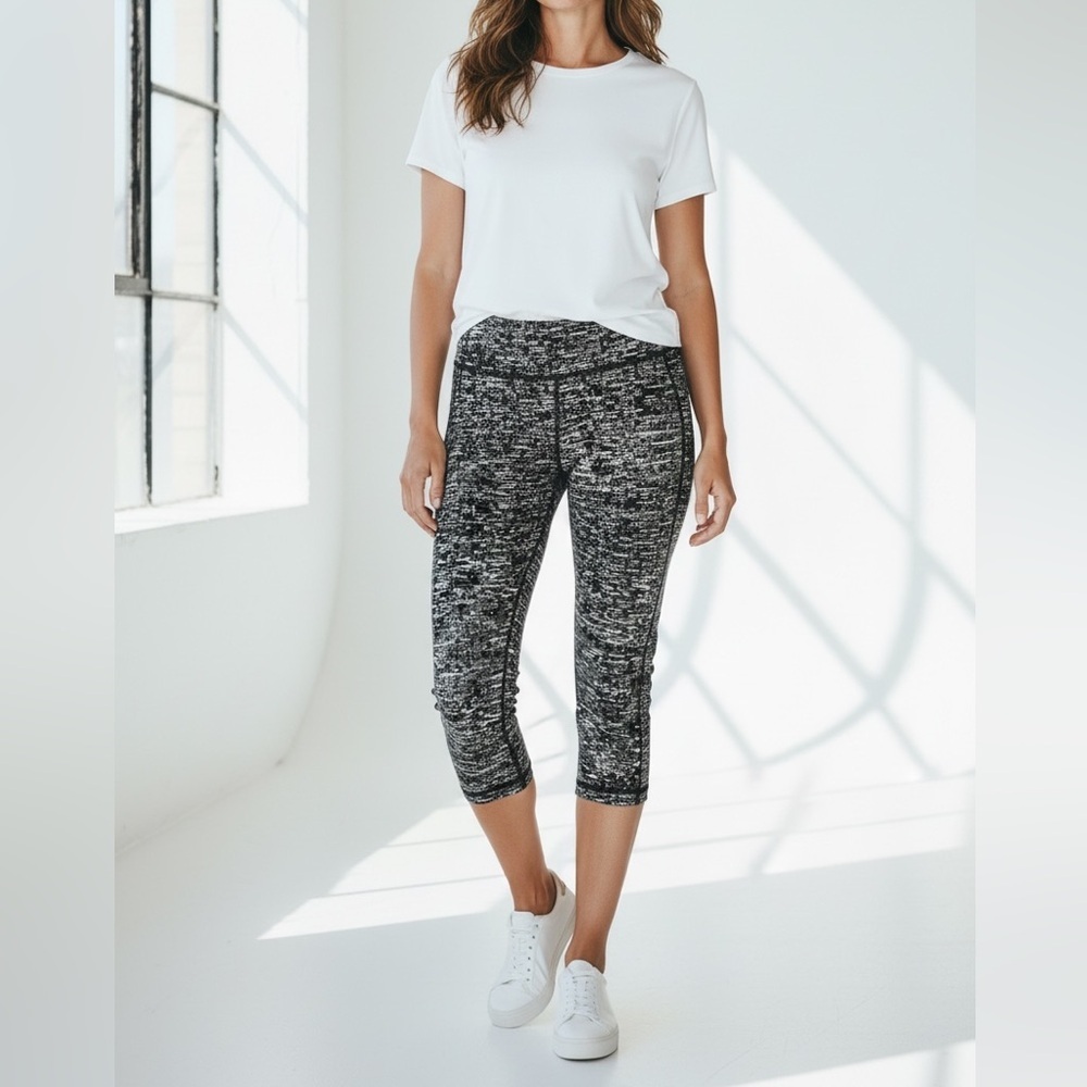 Nike  Dri-Fit Women's Black and White Patterned Capris